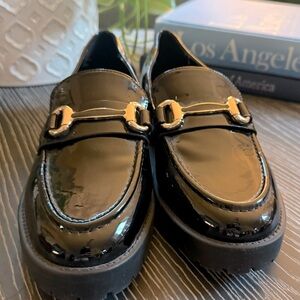 Bandolino Women’s Franny Black Patent Lug Sole Loafer Hardwear Details Size 7